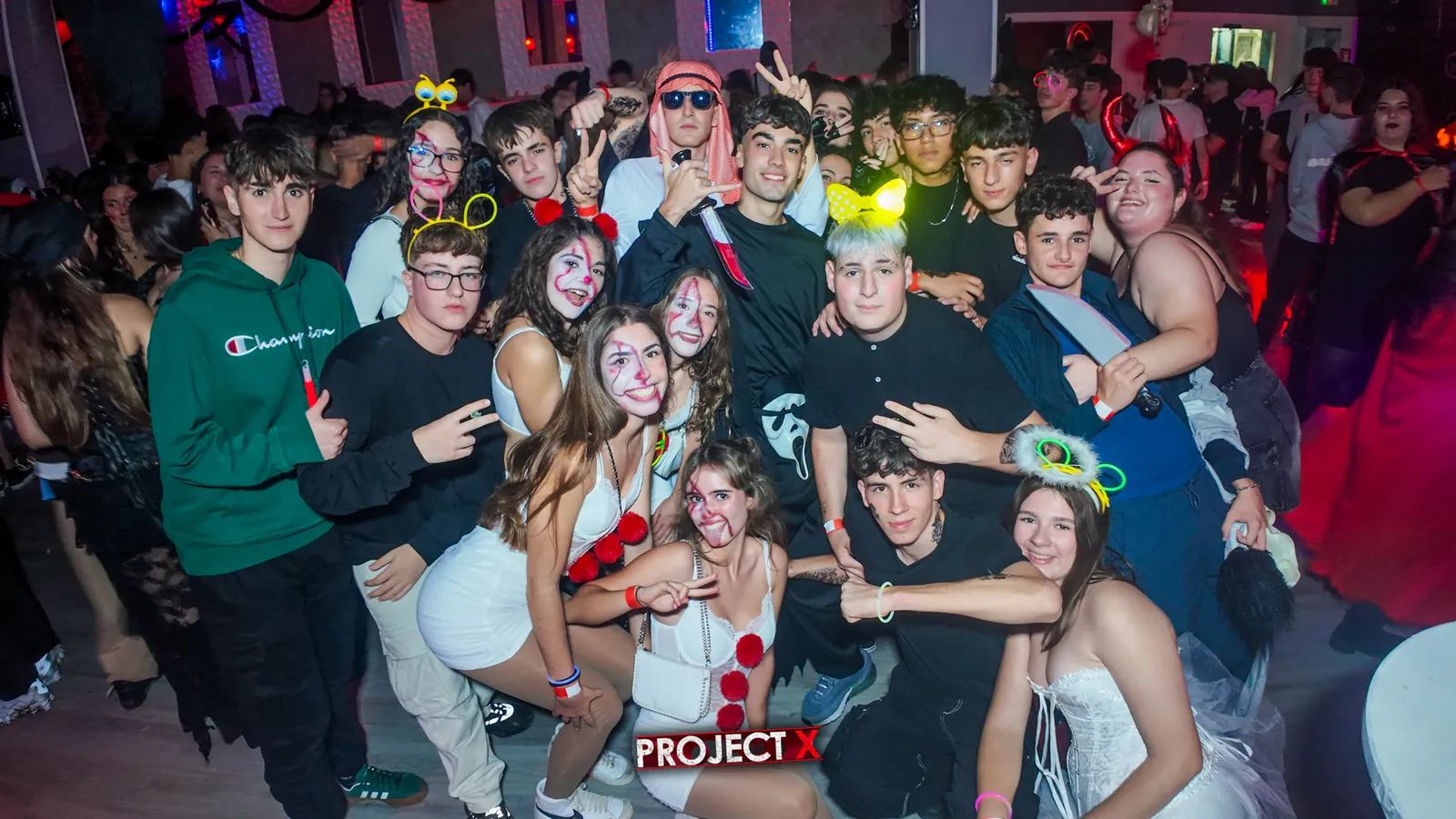 Grupo grande de amigos disfrazados en la pista, Halloween 2025 en Carpe Diem, Móstoles